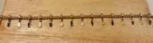 Charger l&#39;image dans la galerie, Bracelet chaîne réglable en acier inoxydable doré avec pampilles noires et dorées martelées
