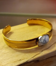 Charger l&#39;image dans la galerie, Bracelet jonc réglable en acier inoxydable doré ciselé avec pierre imitation marbre
