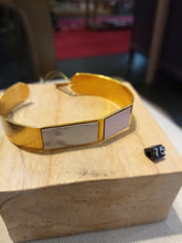 Charger l&#39;image dans la galerie, Bracelet manchette réglable plaqué or et formica
