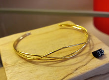 Charger l&#39;image dans la galerie, Bracelet jonc réglable en acier inoxydable doré ou argenté ondulé et lisse
