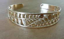 Charger l&#39;image dans la galerie, Bracelet jonc doré réglable avec feuilles en acier inoxydable doré
