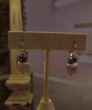 Charger l&#39;image dans la galerie, Boucles d&#39;oreilles pendantes en plaqué or ou plaqué argent et cristal de Swarovski
