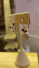 Charger l&#39;image dans la galerie, Boucles d&#39;oreilles pendantes en plaqué or ou plaqué argent et cristal de Swarovski

