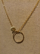 Charger l&#39;image dans la galerie, Collier en plaqué or, cercle et pampille ronde en céramique blanche
