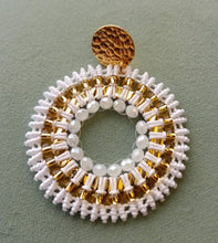 Charger l&#39;image dans la galerie, Boucles d&#39;oreilles en plaqué or, perles de miyuki et macramé
