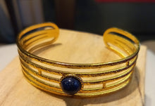 Carregar imagem no visualizador da galeria, Bracelet manchette réglable en acier inoxydable doré martelé et pierre en lapis lazuli

