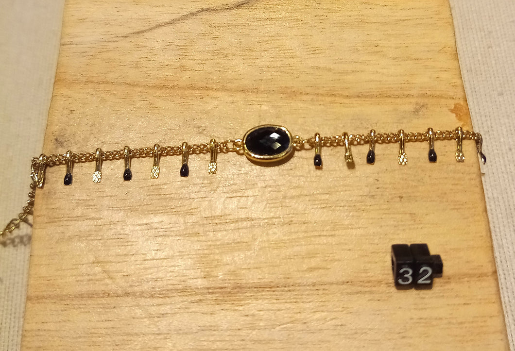 Bracelet chaîne réglable en acier inoxydable doré avec pampilles émail noir et dorées martelées pierre onyx