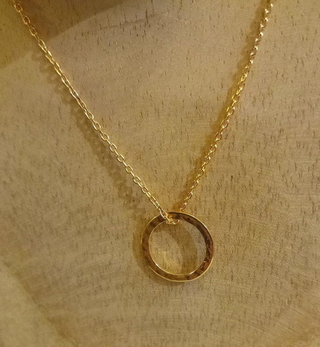 Collier chaîne en plaqué or anneau martelé
