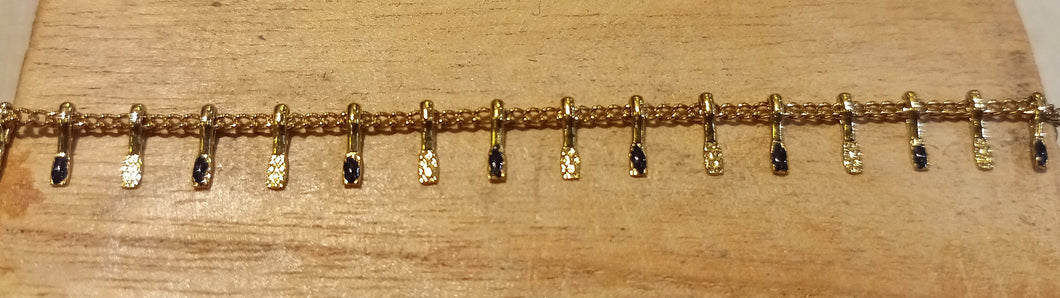 Bracelet chaîne réglable en acier inoxydable doré avec pampilles noires et dorées martelées