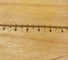 Carica l&#39;immagine nel visualizzatore di Gallery, Bracelet chaîne réglable en acier inoxydable doré avec pampilles noires et dorées martelées
