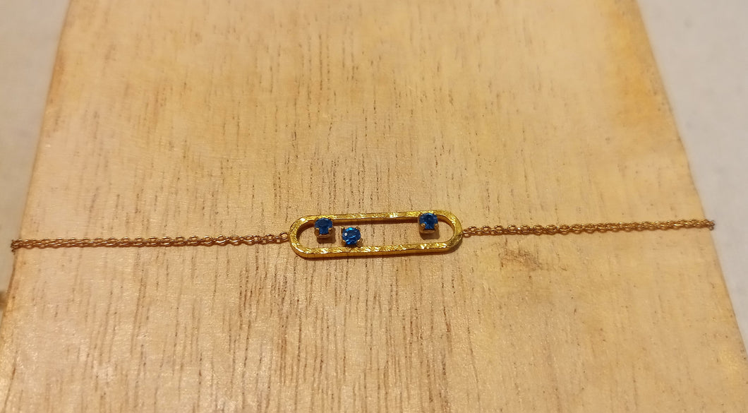 Bracelet chaîne réglable en plaqué or martelé et cristal de Swarovski bleu foncé