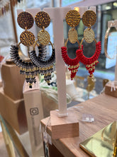 Carregar imagem no visualizador da galeria, Boucles d’oreilles en plaqué or, perles de miyuki et macramé
