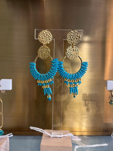 Load image into Gallery viewer, Boucles d’oreilles en plaqué or, perles de miyuki et macramé

