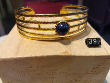 Load image into Gallery viewer, Bracelet manchette réglable en acier inoxydable doré martelé et pierre en lapis lazuli
