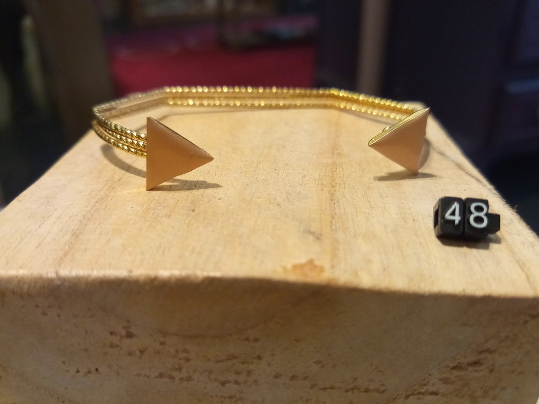 Bracelet jonc réglable graphique en laiton doré à l'or fin 24k et triangle en émail rose pâle