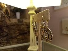Cargar imagen en el visor de la galería, Boucles d&#39;oreilles pendantes plaqué argent ou plaqué or
