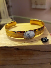 Charger l&#39;image dans la galerie, Bracelet jonc réglable en acier inoxydable doré ciselé avec pierre imitation marbre
