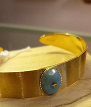 Charger l&#39;image dans la galerie, Bracelet manchette réglable acier inoxydable doré brossé avec pierre amazonite
