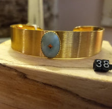 Charger l&#39;image dans la galerie, Bracelet manchette réglable acier inoxydable doré brossé avec pierre amazonite
