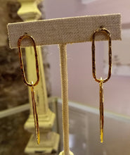 Cargar imagen en el visor de la galería, Boucles d&#39;oreilles pendantes acier inoxydable doré martelé

