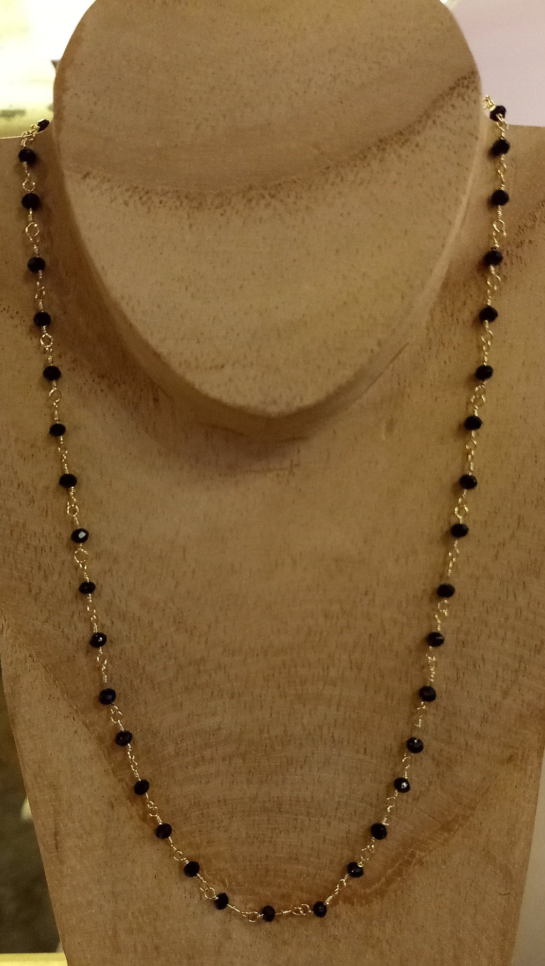 Collier réglable en acier inoxydable doré avec perles en pâte de verre noire