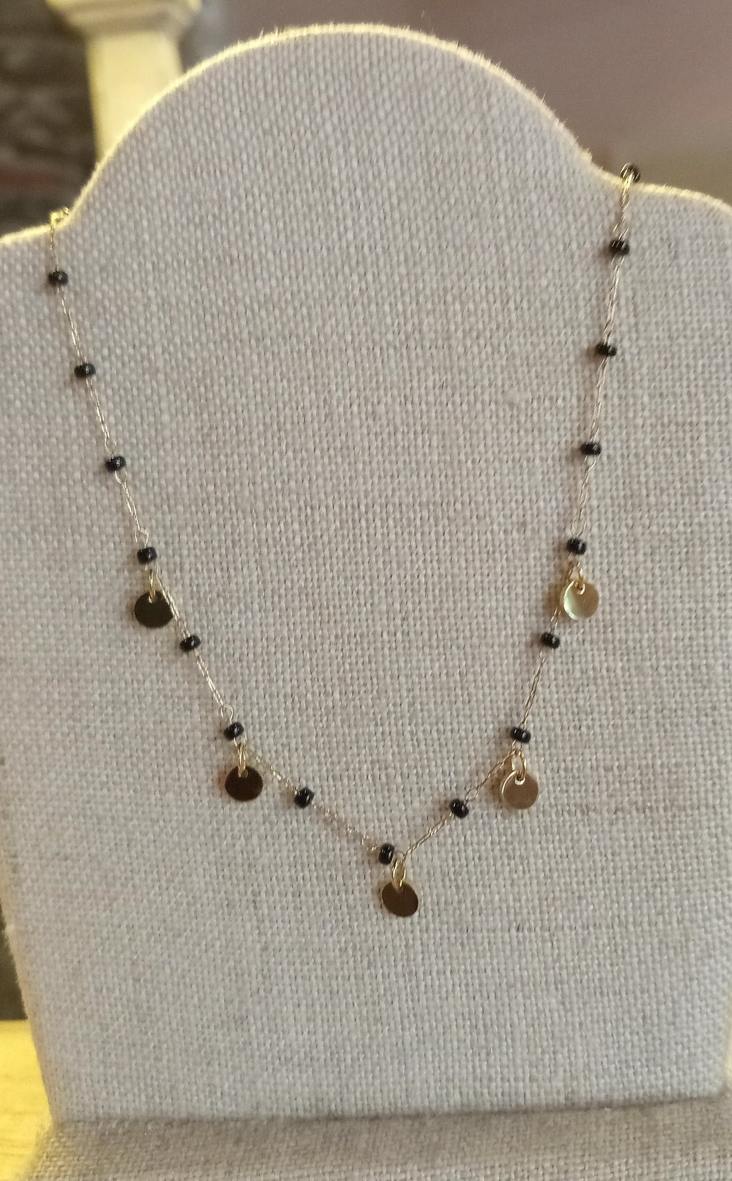 Collier chaîne en acier inoxydable doré et perles en pâte de verre noire