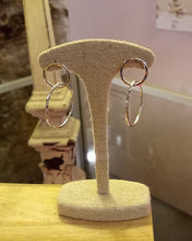 Carregar imagem no visualizador da galeria, Boucles d&#39;oreilles pendantes double cercle martelé
