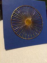 Carregar imagem no visualizador da galeria, Broche magnétique soleil doré

