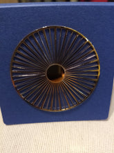 Load image into Gallery viewer, Broche magnétique soleil en acier doré
