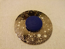 Load image into Gallery viewer, Broche magnétique lunaire en acier doré
