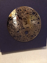 Carregar imagem no visualizador da galeria, Broche magnétique lunaire en acier doré

