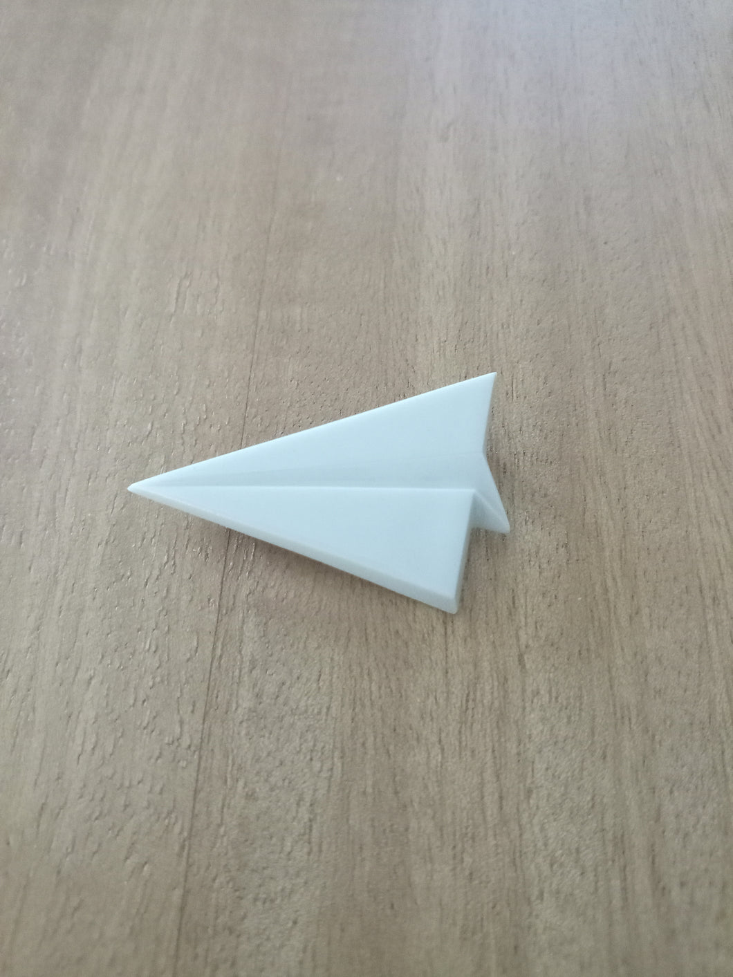 Broche avion blanc façon origami en porcelaine