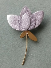 Load image into Gallery viewer, Broche florale en cuir
