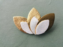 Load image into Gallery viewer, Broche fleur en cuir petit modèle
