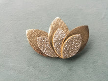 Load image into Gallery viewer, Broche fleur en cuir petit modèle
