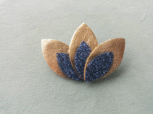 Carregar imagem no visualizador da galeria, Broche fleur en cuir petit modèle
