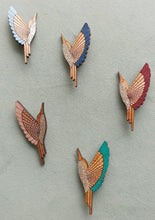 Lade das Bild in den Galerie-Viewer, Broche colibri en bois
