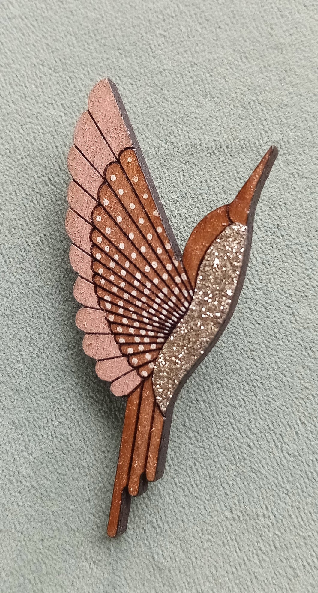 Broche colibri en bois