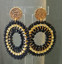Charger l&#39;image dans la galerie, Boucles d&#39;oreilles en plaqué or, perles de miyuki et macramé
