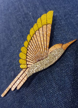 Load image into Gallery viewer, Broche colibri en bois

