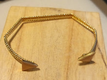 Load image into Gallery viewer, Bracelet jonc réglable graphique en laiton doré à l&#39;or fin 24k et triangle en émail rose pâle
