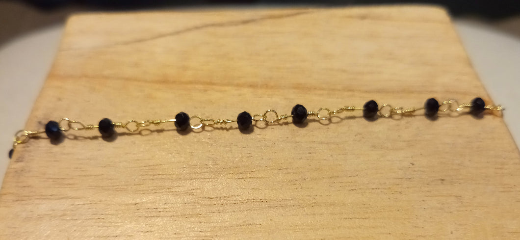 Bracelet chaîne en acier inoxydable doré réglable et perles en pâte de verre