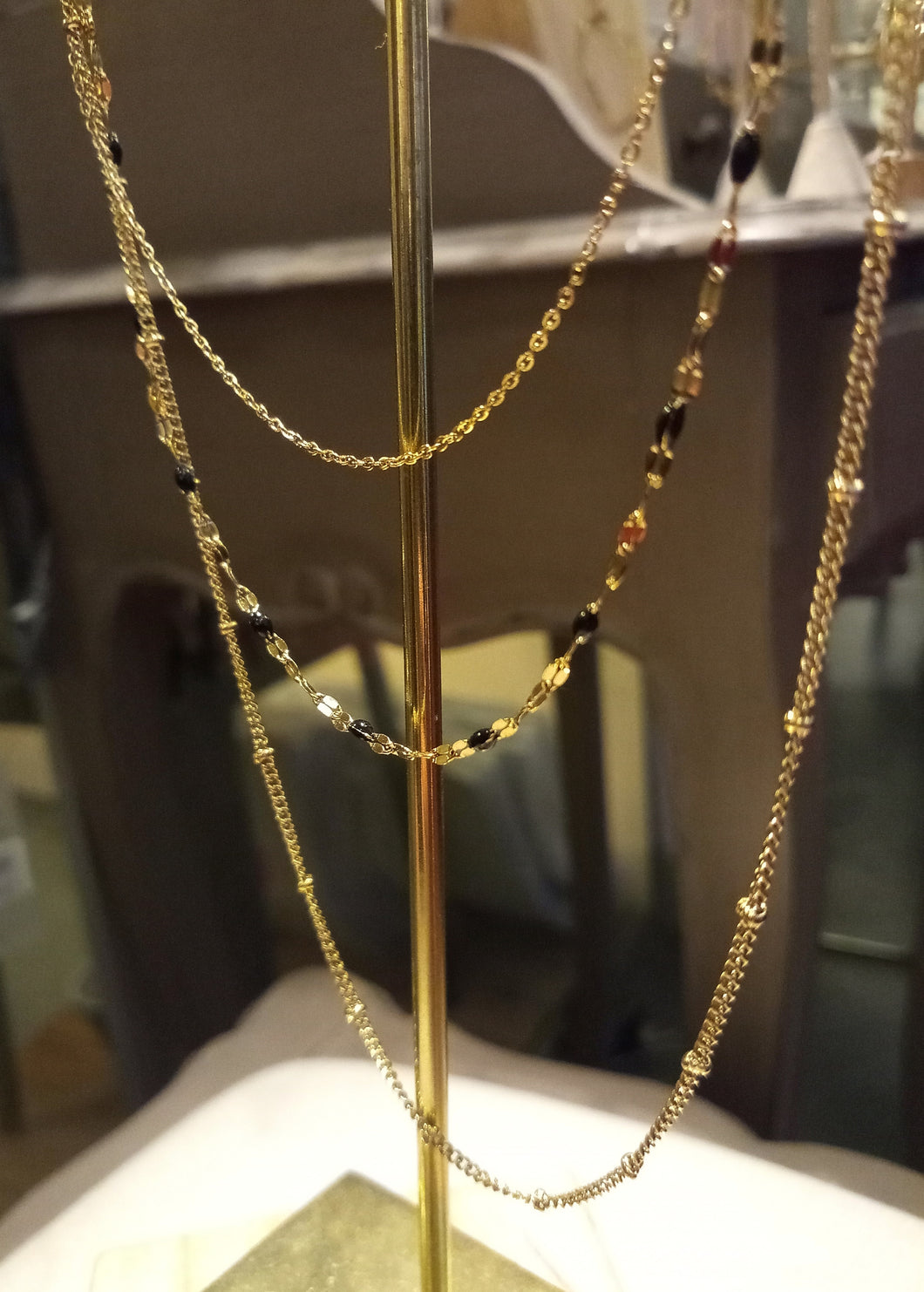 Collier trois rangs en acier inoxydable doré et perles résine noires