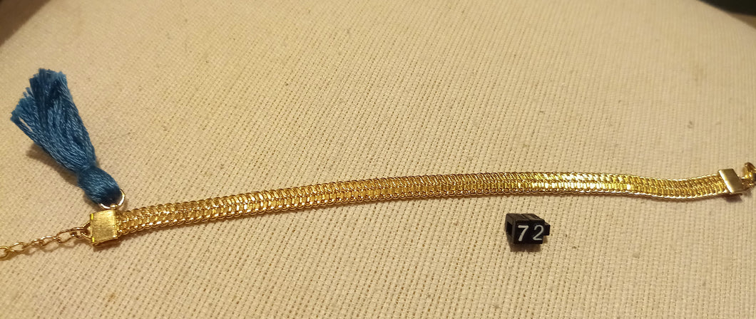 Bracelet  réglable en plaqué or maille serpent et pompon bleu canard