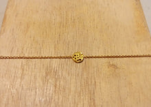 Cargar imagen en el visor de la galería, Bracelet chaîne plaqué or avec rond effet pointillés
