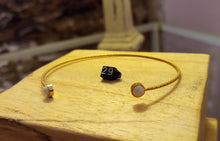 Load image into Gallery viewer, Bracelet jonc réglable acier inoxydable doré et émail noir ou blanc
