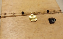 Lade das Bild in den Galerie-Viewer, Bracelet  double rang chaîne réglable en acier inoxydable doré, pastille et perles en pâte de verre
