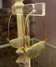 Carregar imagem no visualizador da galeria, Boucles d&#39;oreilles créoles allongées en acier inoxydable doré et pierre naturelle
