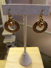 Carregar imagem no visualizador da galeria, Boucles d&#39;oreilles pendantes plaqué or ou plaqué argent

